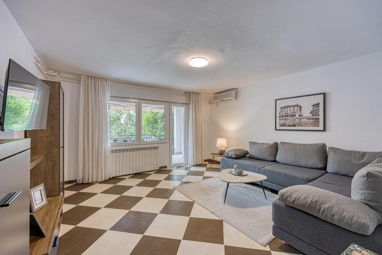 Apartments Claudio Porec Exterior photo